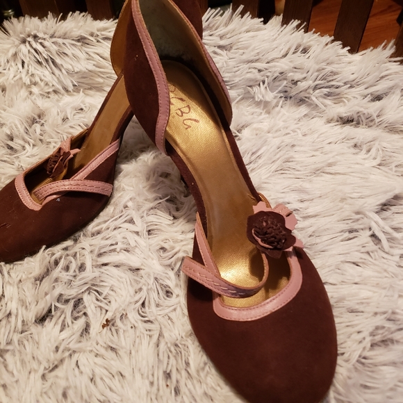 BCBG Brown and Pink Heels with cute floral adornment - Picture 2 of 8